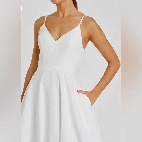 IEENA FOR MAC DUGGAL White Classic A-Line V-Neck Ballgown - Picture 3 of 3